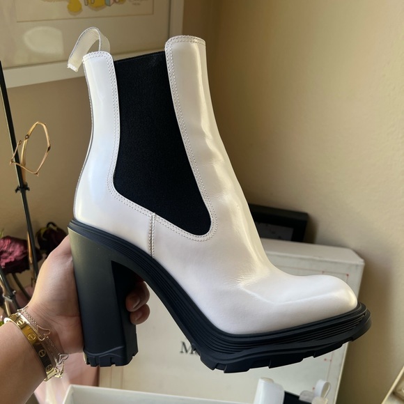 LAST PRICE ❤️ALEXANDER MCQUEEN tread heeled Chelsea boot in ivory/black - Picture 8 of 13